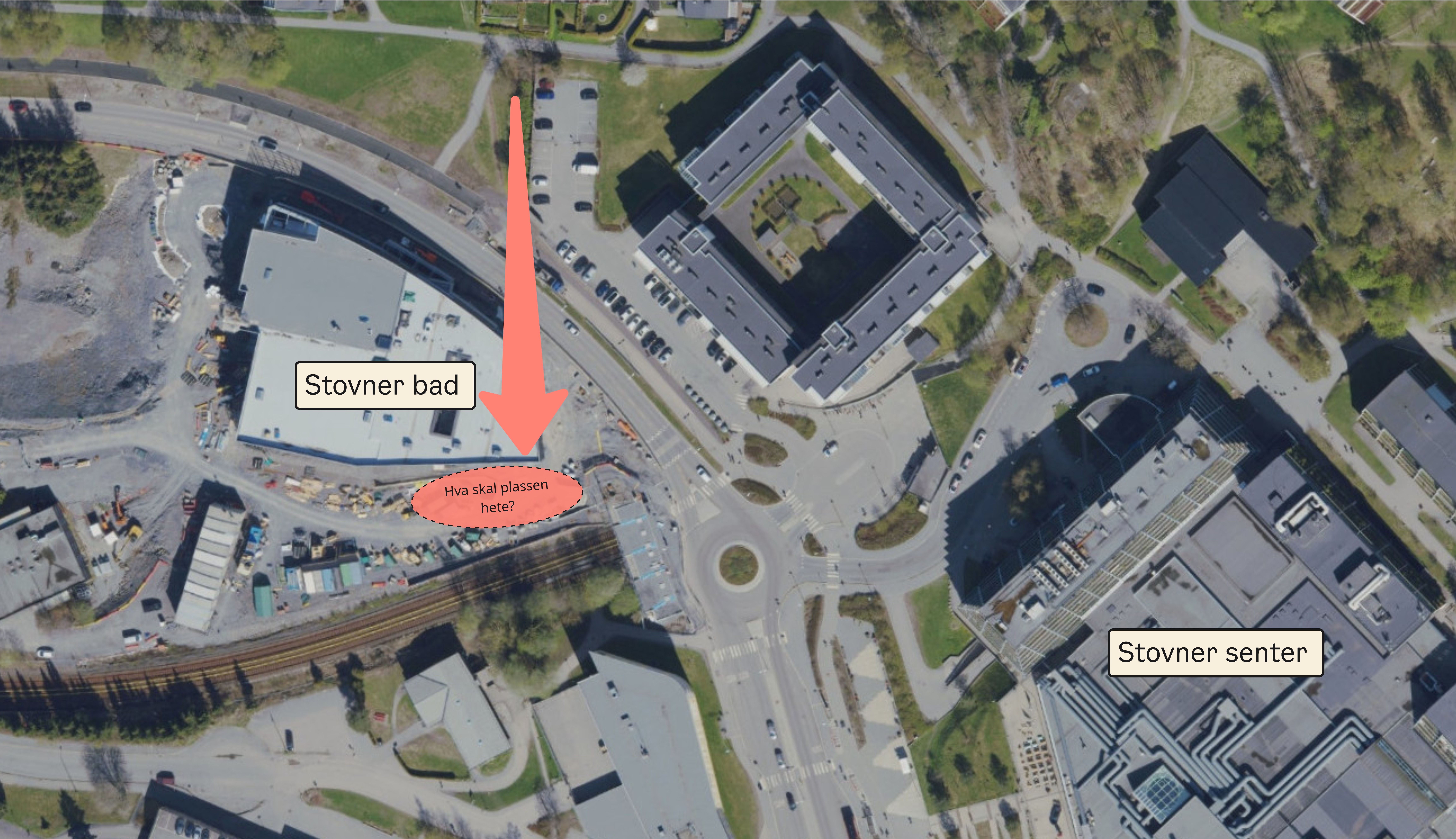 Skravert område i rødt, hvor plassen skal ligge, utenfor Stovner bad, sett i relasjon til Stovner senter