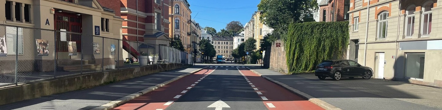 Gatebilde fra Colbjørnsens gate med den franske skolen på venstre side.