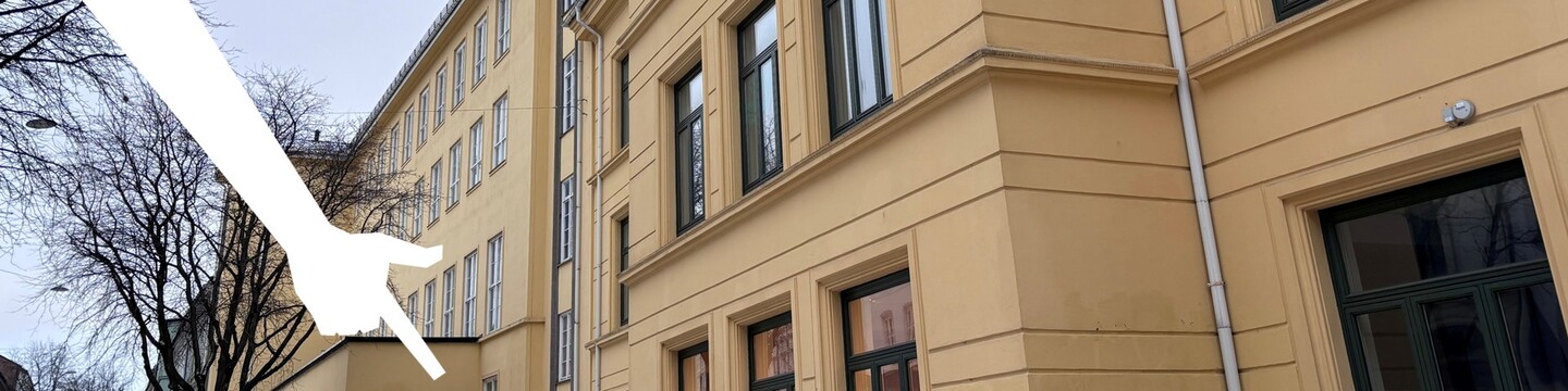 Bilde av baksiden på Møllergata skole med pekende hånd ned mot tekst på plattformen