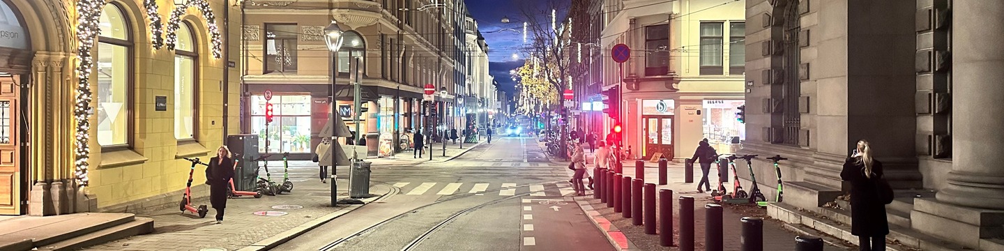 Bilde av Kirkegata om kvelden