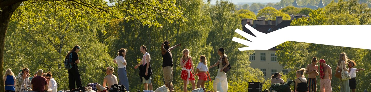 Stor gruppe som hygger seg i parken, med utsikt over byen. Illustrasjon av hånd som ber om innspill.