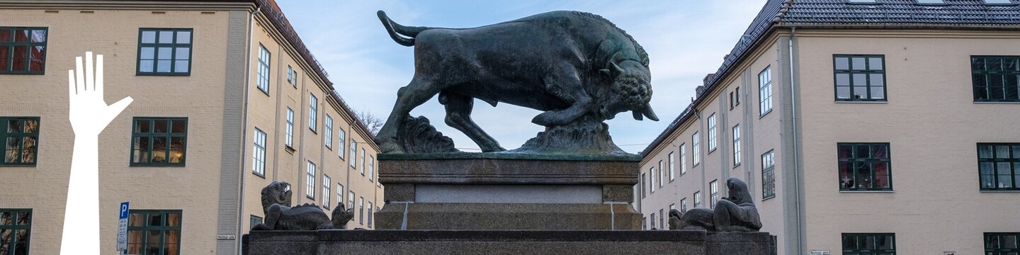 Bilde av Oksefontenen på Torshov, med illustrasjon av opprakt hånd