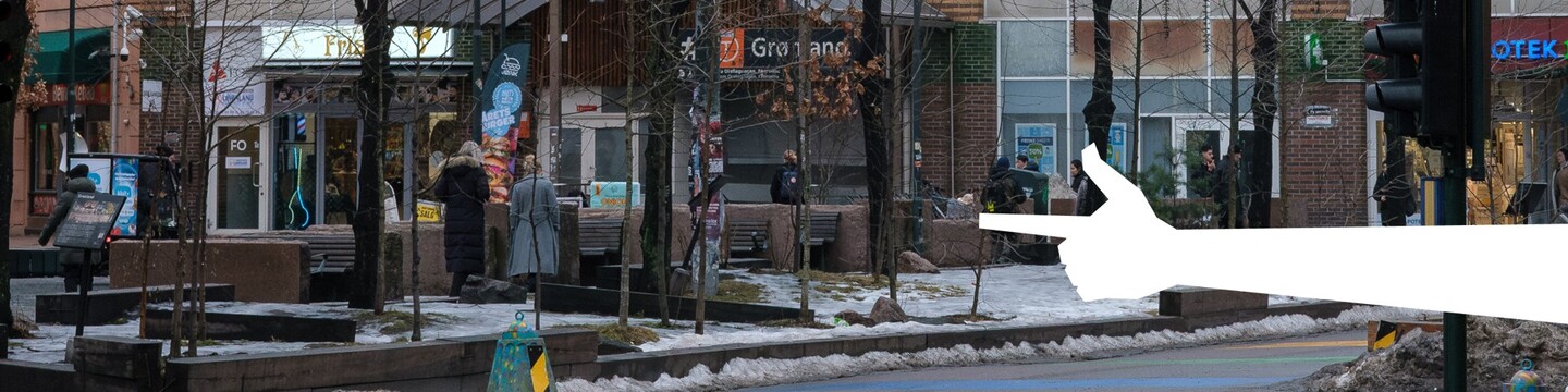Bilde av Grønland torg, med pekende hånd inn mot plassen foran t-bane stasjonen